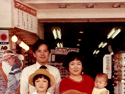 1976年頃。大手町店の前で創業者 小澤真一（後方左側）と家族で。